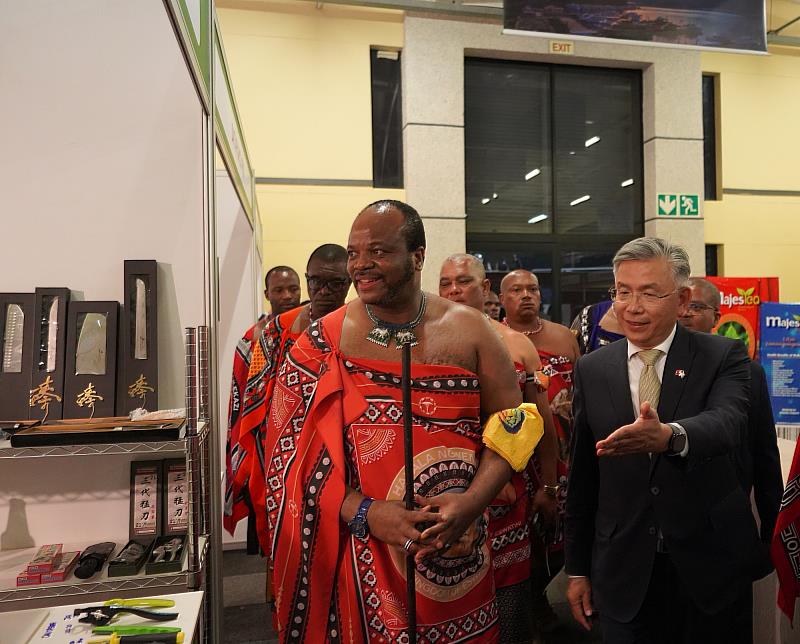 1.史國國王恩史瓦帝三世Mswati III (左）與我國駐史國大使梁洪昇（右）參觀臺灣館參展企業攤位。(貿協提供)