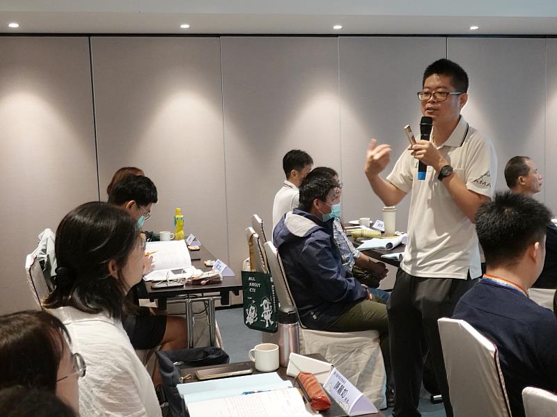 臺北大學師資培育中心的李俊儀教授運用「SOIL教學心法」的教學設計框架引導與會教師們思考學生學習過程更具系統性與有效性。