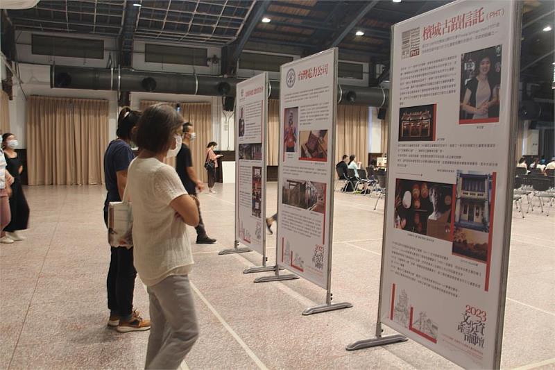 圖說：現場民眾欣賞企業經營的文資空間簡介說明(頂新和德文教基金會提供)