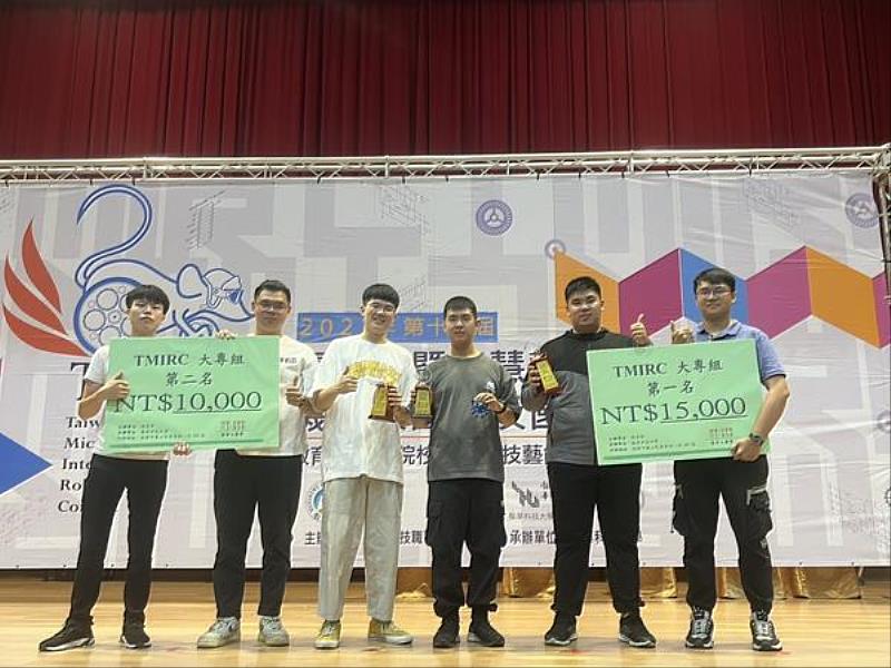 南臺科大電子系團隊榮獲第十九屆「電腦鼠暨智慧輪型機器人國內及國際競賽」古典電腦鼠走迷宮競賽大專組冠亞軍。
