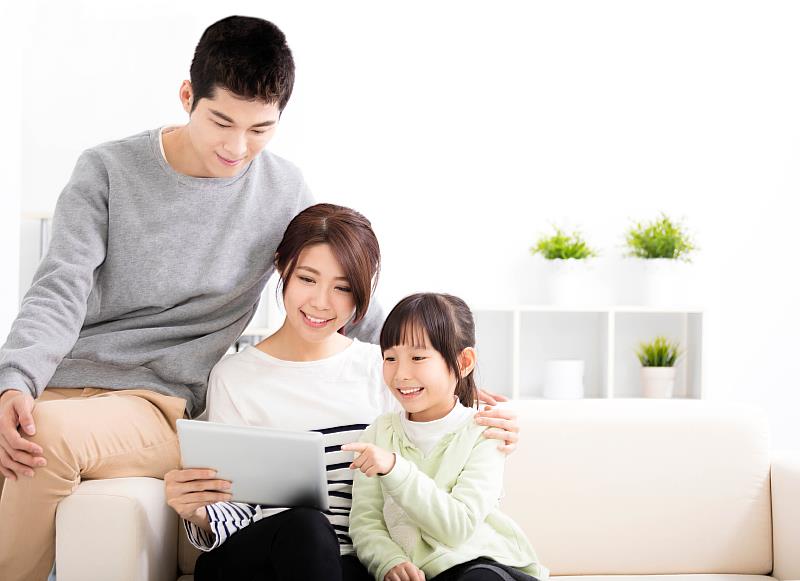 遠傳大雙網宣布合作夥伴中嘉寬頻六大都會區新舊用戶即日起免費升級，120M光纖上網方案全面無痛升速為150M，5G、光纖上網同辦月租省一半，還有多款熱門3C零元起帶回家。