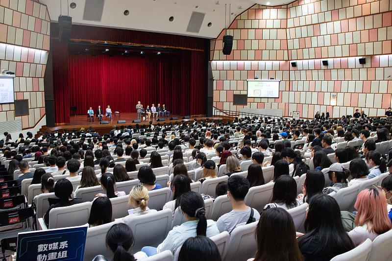 世新大學一連2天舉辦新生始業式，校長陳清河歡迎新生學弟妹。（世新大學提供）
