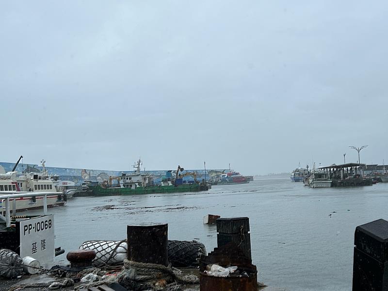 漂流木湧入富岡漁港影響客貨船行駛 台東縣府立即撈除預計今可完成