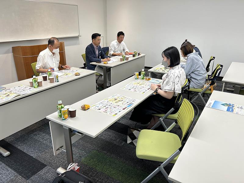 南華大學傳播系學生至日本實習，拜訪宮崎放送總公司(TMJ母公司)社長(左排中)。