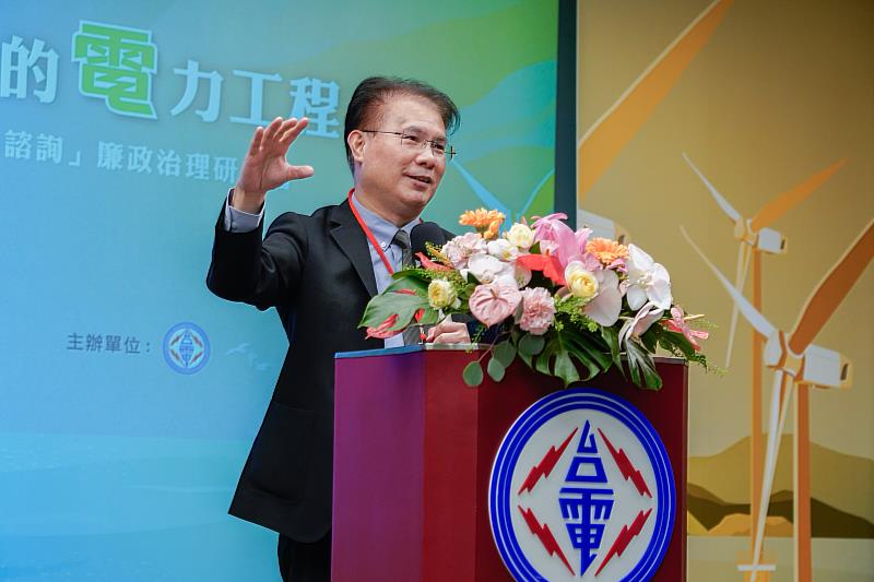 法務部常務次長黃謀信致詞。