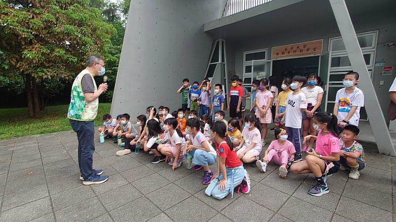 長榮大學校長李泳龍擔任志工歡迎小朋友來到巴克禮紀念公園