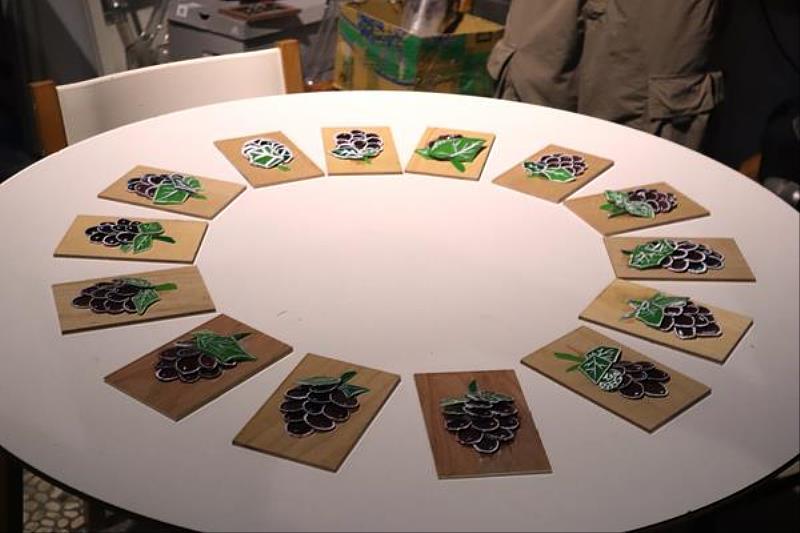 學員於剪黏課程製作的多子多孫葡萄作品。