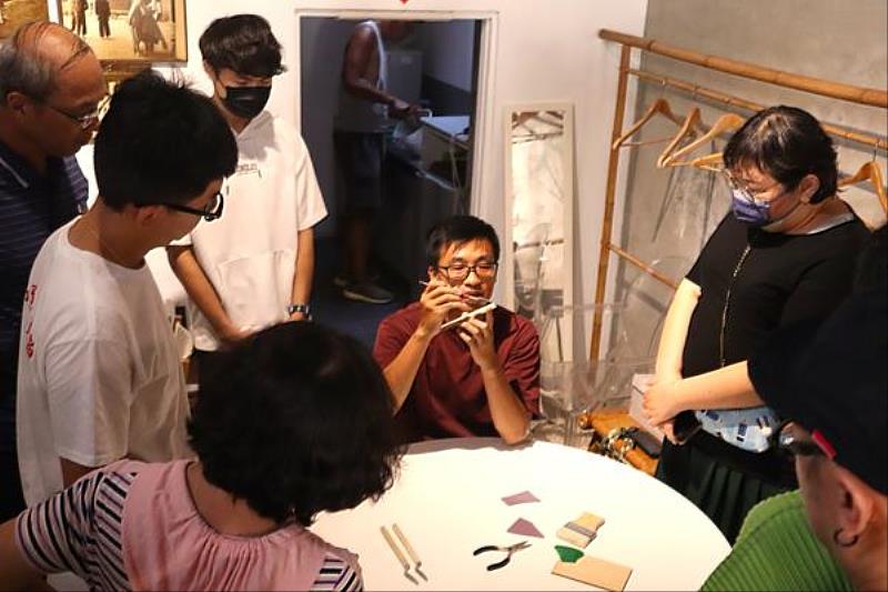 林秉賢藝師(中)教導學員如何製作剪黏葡萄作品之課程情形。
