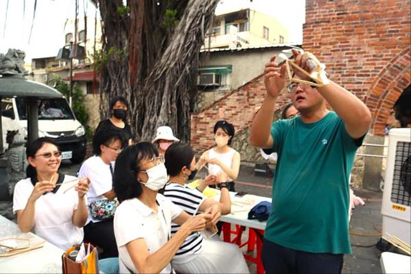南臺科大USR計畫團隊與台南市文化協會及台南市政府文化局攜手合作辦理「2023藝師藝友文化資產傳統工藝手作課程」之課程情形。