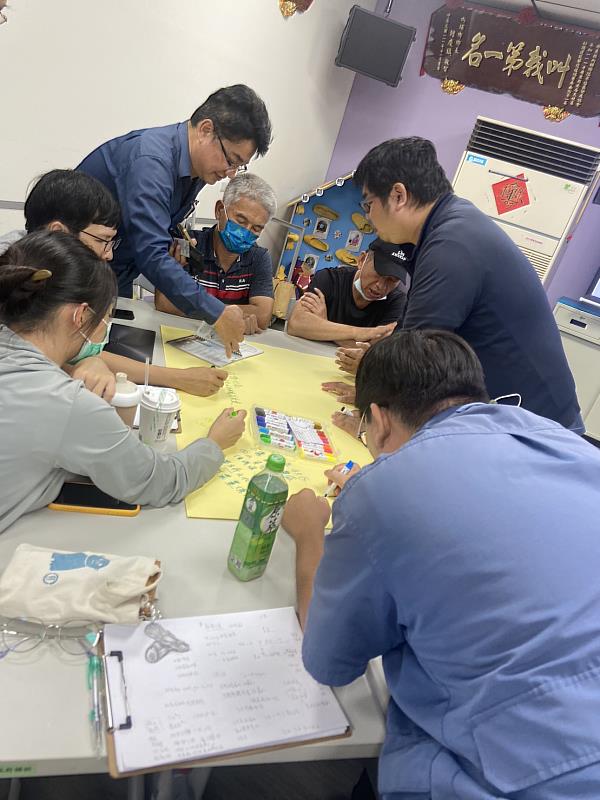 王敏州建築師與農再社區討論僱工方法