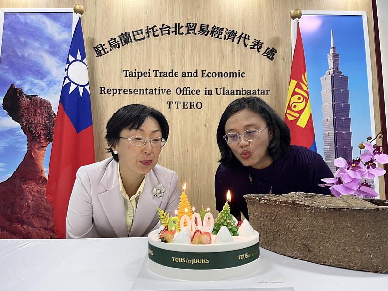 台灣駐蒙古代表處羅代表靜如及台灣慈心基金會程總監禮怡一同吹蠟燭歡慶在蒙古種樹達6,000棵樹。