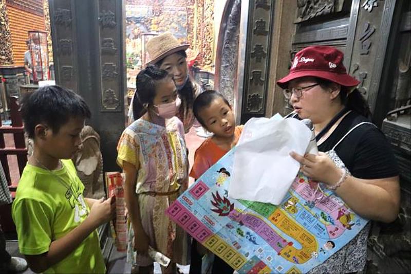 參加學童透過學習單，觀察廟宇裡的神獸，認識傳統工藝。