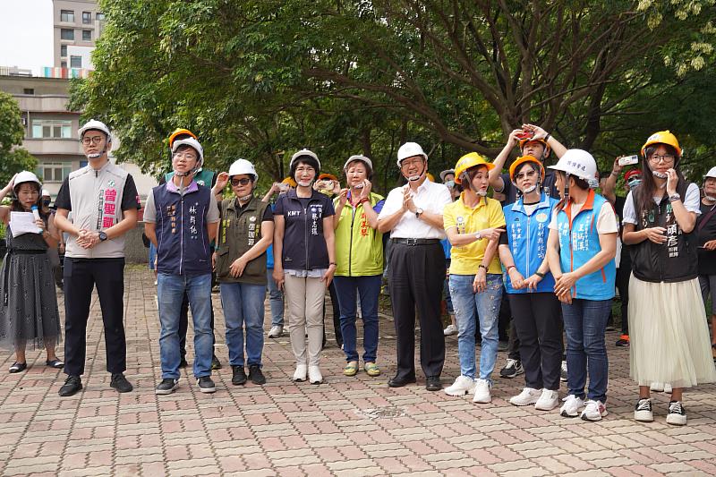 新竹縣長楊文科（中白衣者）出席婦幼館上梁典禮，祝福未來工程順利。