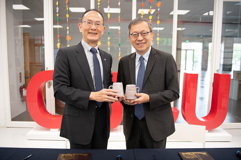 長榮大學校長李泳龍（右）致贈永光化學總經理陳偉望（左），由美術系學生製作的「星夢車輪」對杯