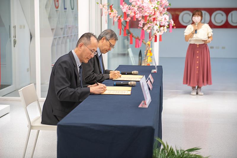 長榮大學與永光化學舉行產學合作意向書簽定儀式。
