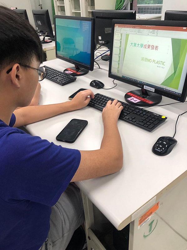 大葉大學新生學習如何用英語來配音