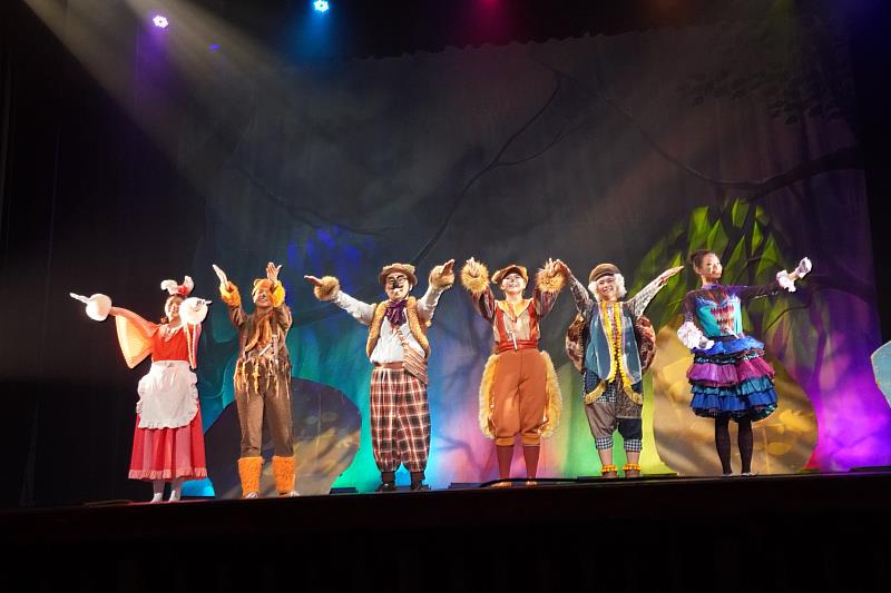 《愛道歉的小狐狸》講述動物森林中的小狐狸，常常做錯事情就只會說「對不起」，究竟小狐狸在故事的最後會改變嗎？讓我們到庄頭藝穗節一探究竟吧！