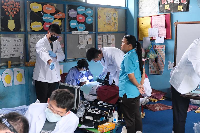 中醫大海外志工在尼泊爾學校進行口腔衛生醫療義診服務 .