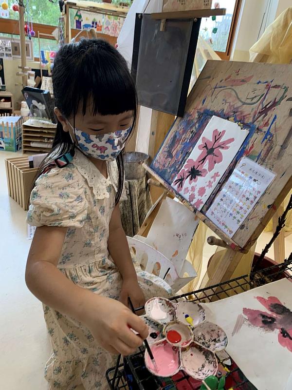 高峰非營利幼兒園則以「畫我所見，繪我所想」水彩區幼兒探究紀實，榮獲課程類「特優」獎項。