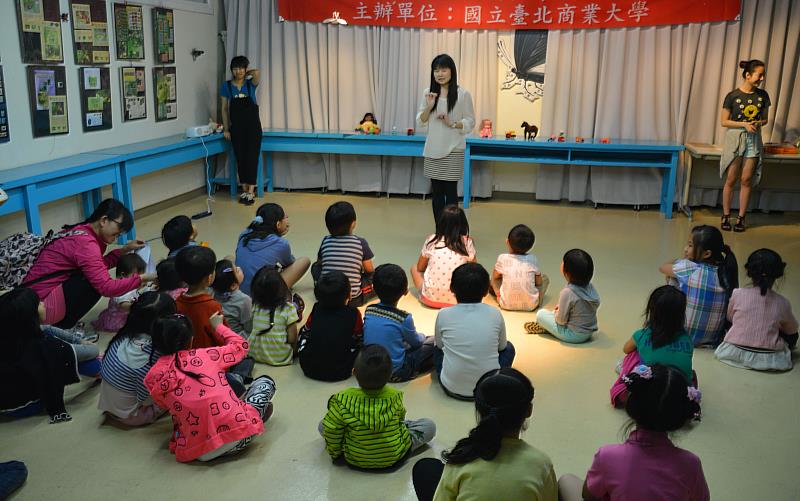 英語志工團的「英語繪本故事劇場」活動，曾在台北市蝴蝶宮昆蟲博物館帶領30對親子一起歡慶母親節。