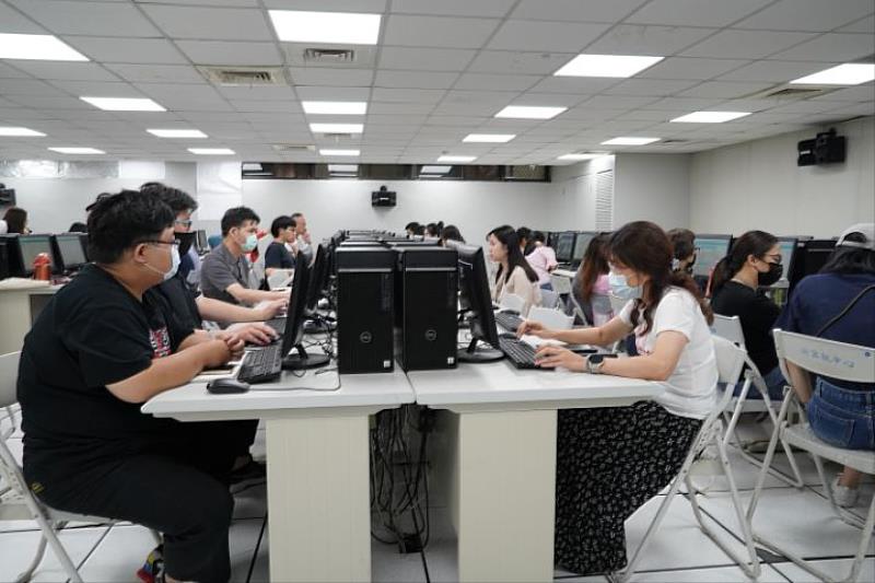 中華大學圖資處經過數月來的研發，推出ChuGPT新一代AI校園客服聊天機器人，大幅增加答題準確性，讓學生和家長在開學之際能問好問滿。