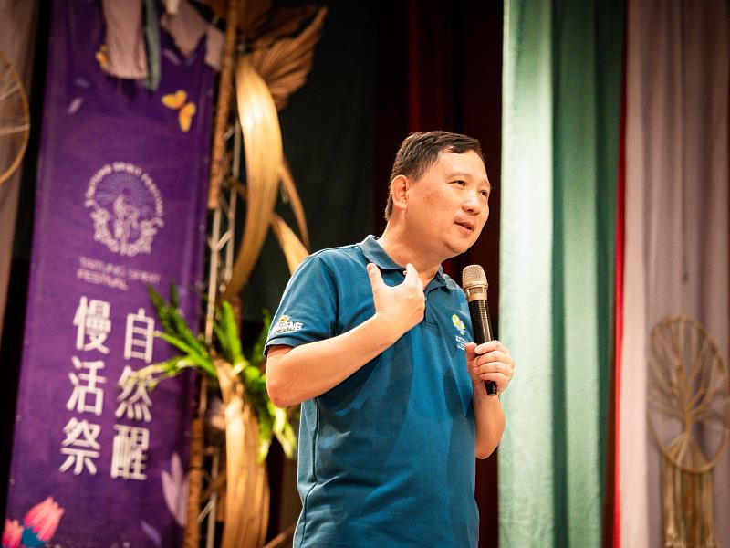 臺東縣政府王志輝副縣長表示，希望透過「自然醒慢活祭」的舉辦讓社工們以身心靈的角度探索療癒之道，在助人以外習得自助的能力，將這份療癒感融入自己的工作和生活。（照片提供／自然醒慢活祭）