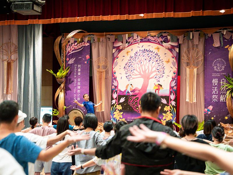 透過講師的引導，讓長期處在高張力工作環境的社工們，能暫時登出助人者模式，為自己好好療癒與充電。（照片提供／自然醒慢活祭）