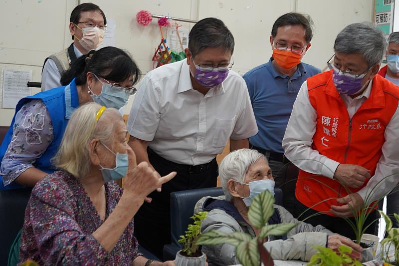 行政院長陳建仁今(8)日上午在楊文科縣長的陪下，偕同衛福部長薛瑞元視察世光教養院附設橫山鄉九讚頭日間照顧中心