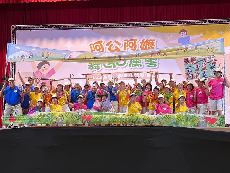 「天天開心協會」的團隊為祖孫同台,最年長者為101歲、最年幼者為5歲,同台展現滿滿活力。