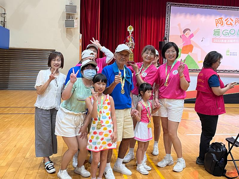 「天天開心協會」的團隊為祖孫同台,最年長者為101歲、最年幼者為5歲,同台展現滿滿活力。