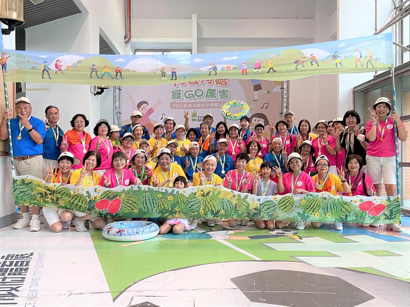 「天天開心協會」的團隊為祖孫同台,最年長者為101歲、最年幼者為5歲,同台展現滿滿活力。