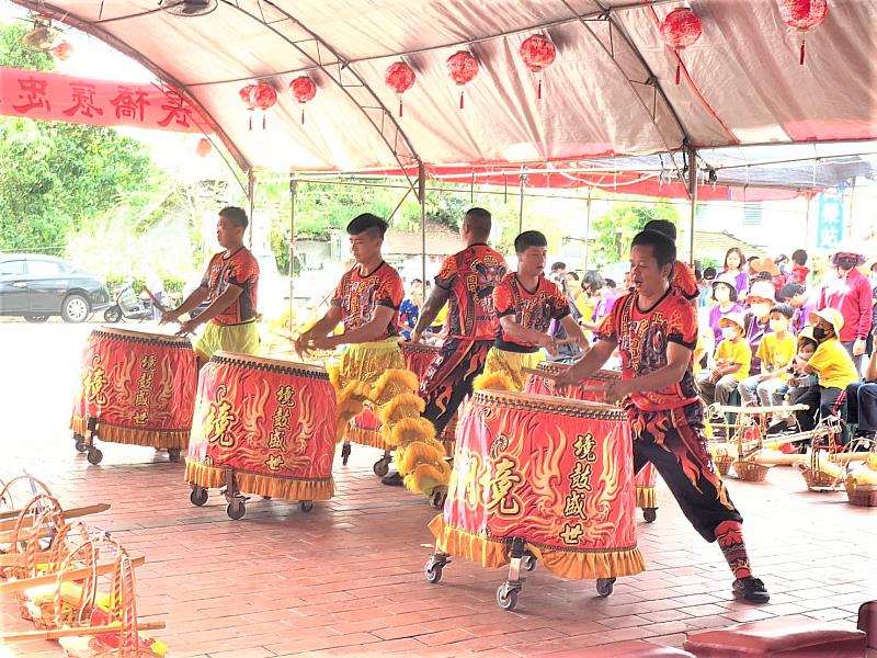 鞭炮聲及鼓陣團熱鬧助陣