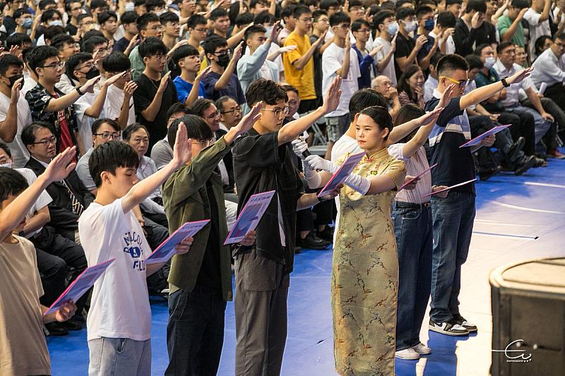 新生代表生科系李建軒同學帶領宣讀新生宣言