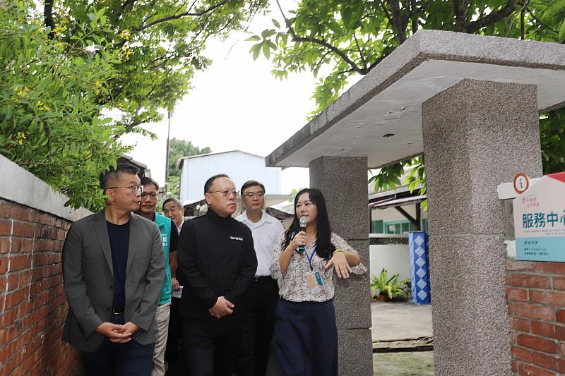 文化部長史哲（左2）、立法院副院長蔡其昌（左1）等一同走訪「聚落建築群原清水信義新村」。