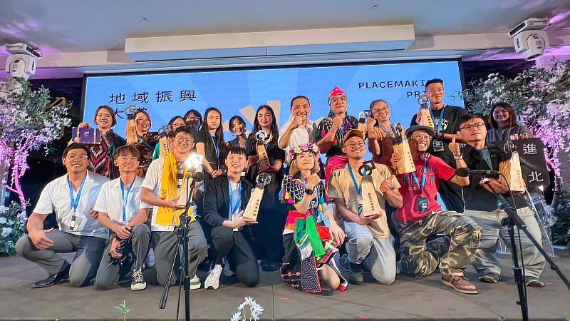 第4屆台灣地方創生年會在新北，新北市長侯友宜(中間後排白衣)與獲獎創生團隊合影