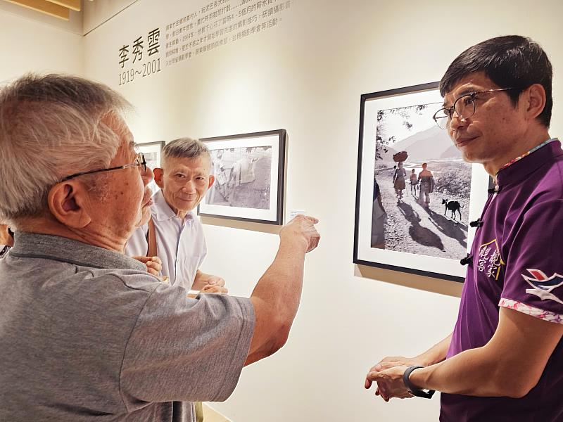 圖4 六堆攝影展，李國男說明父親李秀雲當時拍攝時的想法(左起李秀雲家屬李國男、策展人邱才彥、客發中心何金樑主任)