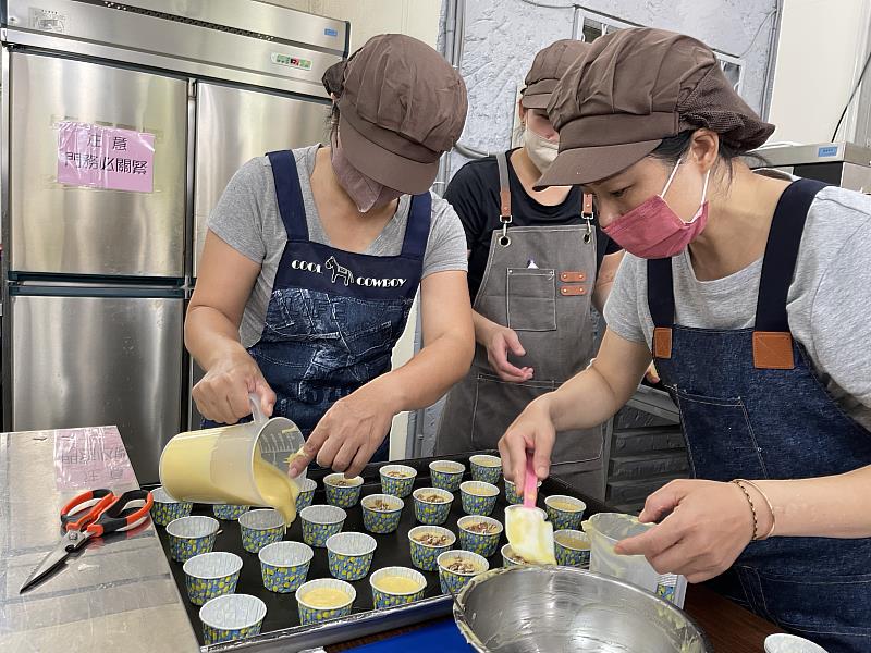 中高齡、二度就業的媽媽們一起研發新口味產品