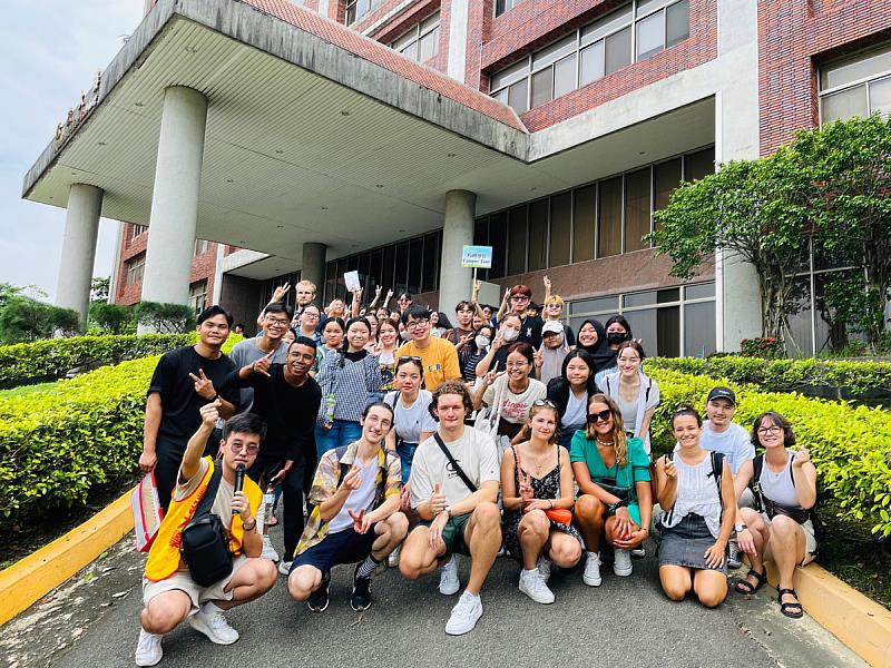 義守大學今年有超過2000位的國內外新生加入義守大學家庭，豐沛的國際化校園能量，走進義守、看見世界(照片來源：義守大學提供)。