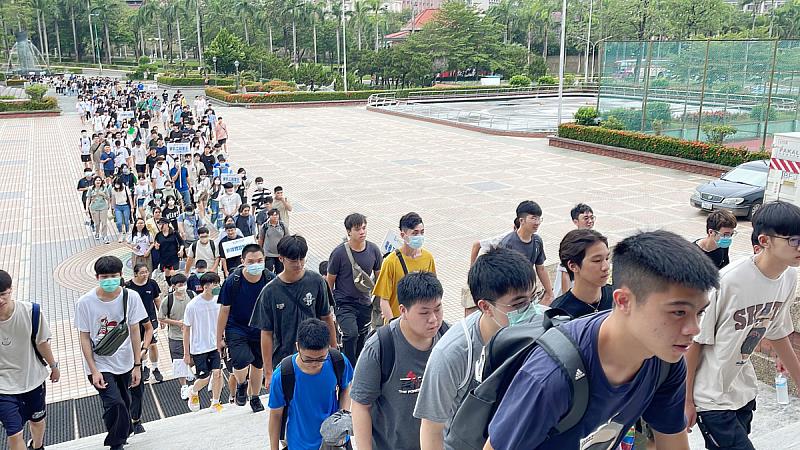 義守大學舉辦新生定向營，讓大一新鮮人熟悉校園環境與學習計畫，場面盛大熱鬧(照片來源：義守大學提供)。