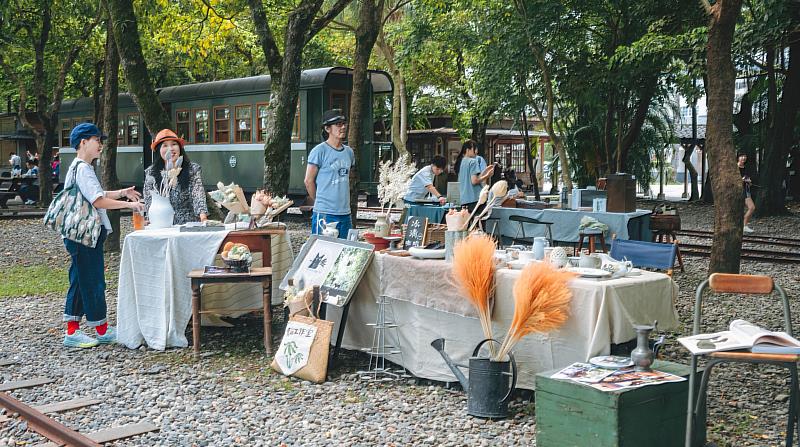 黑貓工作室帶來花藝手作、老件與雜貨好物，切合書市自然、森林與生活主題。（趙霆提供）