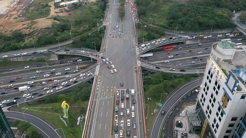 為新竹公道五交流道，盼透過智慧交控計畫，提升整體行車效率。