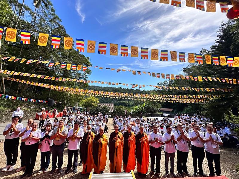 祈福與植樹儀式圓滿，寂光寺法師、與會貴賓及參與大眾一同合影。（靈鷲山佛教教團提供）