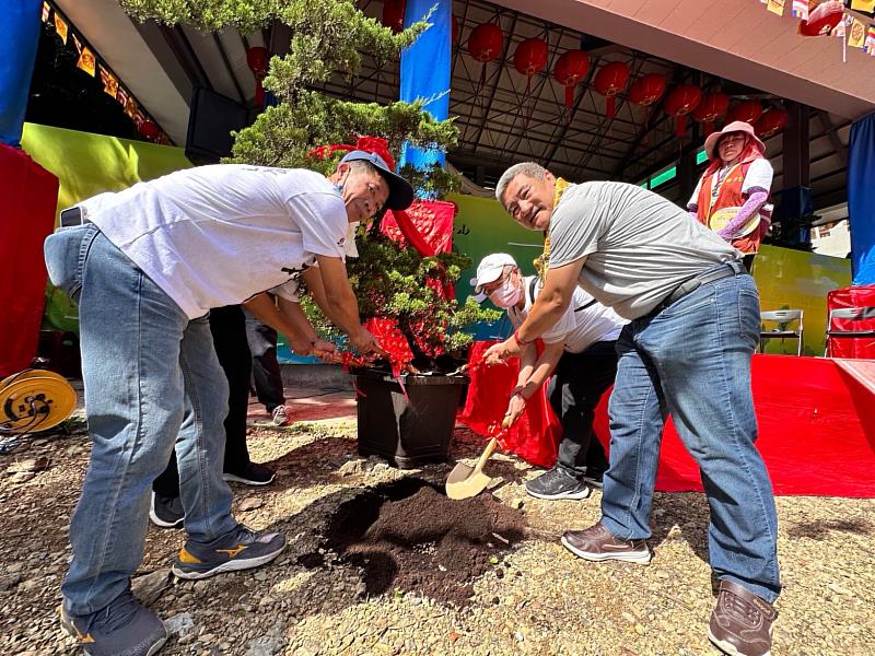 龍潭村長李志文（右）也前來參與植樹儀式，一起綠化生態愛地球。（靈鷲山佛教教團提供）