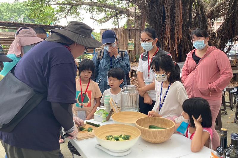食物森林工作派對x小學堂活動實地五感體驗學習。