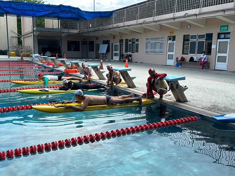 A級裁判-游泳池裁判講習、救生板比賽。