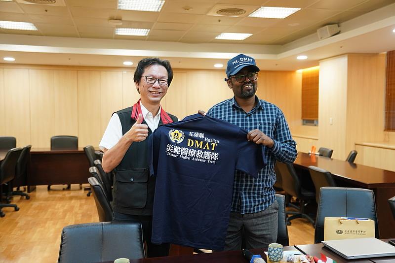 索馬利蘭來花蓮取經，花蓮縣衛生局朱家祥局長(左一)特別準備花蓮災難醫療隊紀念帽與紀念衫當伴手禮，致贈給Dr. Muse局長。