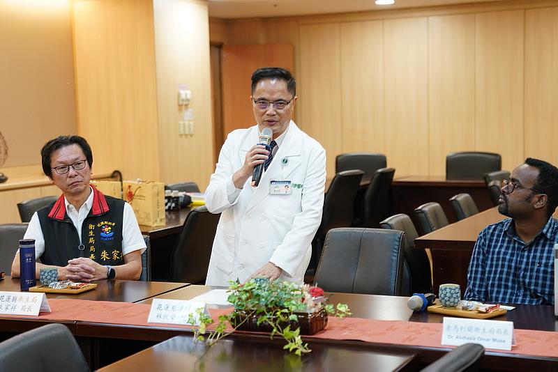林欣榮院長(中)表示，過去花蓮慈院在緊急應對和災害救援方面均已累積豐富的經驗，期待透過分享在緊急醫療事件上的規畫、執行與進展，對Dr. Muse局長(右)應有所助益，左為花蓮縣衛生局局長朱家祥。