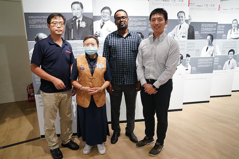 索馬利蘭衛生局局長Dr. Muse(右二)，在臺大雲林分院李安阜醫師(右一)、EOC執行長徐子恒陪伴下，由花蓮慈院常住志工蘇足師姊(左二)導覽，參觀大愛醫療溯源館，了解創院歷任院長與三十個家庭主婦日存五毛錢的竹筒歲月典故。