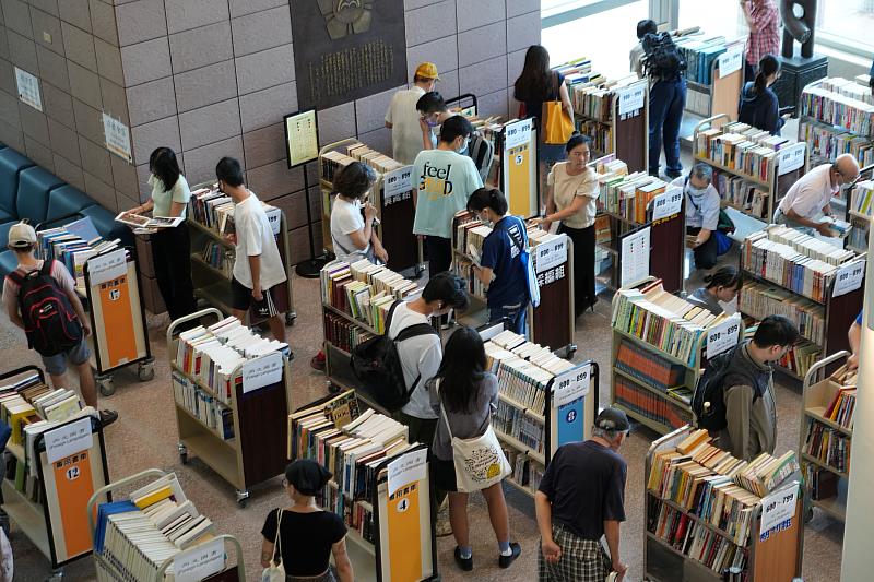 即日起到 9 月 15 日，成大圖書館二手書義賣每天上午 10 點在成功校區總圖書館 1 樓大廳開賣