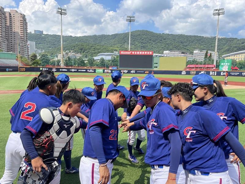 圖：為了適應世界盃人工草皮球場，安排前往天母棒球場集訓